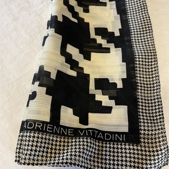 ADRIENNE VITTADINI 100% silk scarf, 20'' X 20''. «Pied de Poule» pattern. - Picture 7 of 9